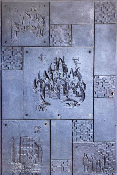 <p>Gunter Ullrich | Detail des Rathausportals in Aschaffenburg | 1958/1960 | Bronzerelief</p>
