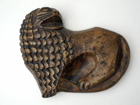 <p>Gunter Ullrich | Türgriff in Form eines Löwen am Rathausportal Aschaffenburg | 1957/58 | Bronzerelief</p>