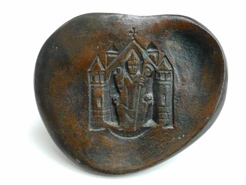<p>Gunter Ullrich | Türgriff mit Stadtwappen am Rathausportal Aschaffenburg | 1957/58 | Bronzerelief</p>